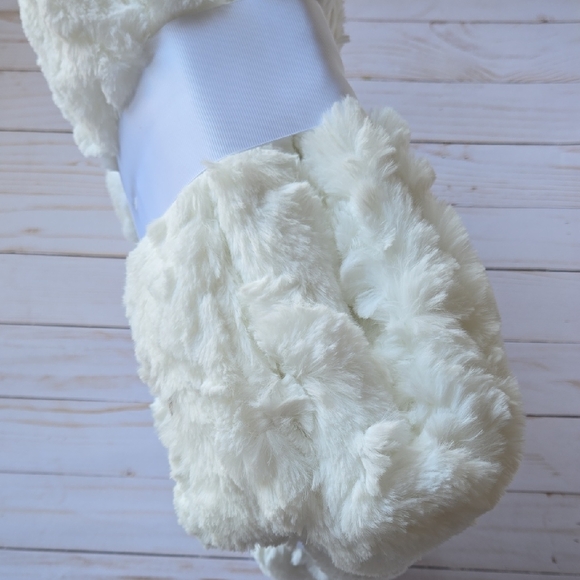 UGG Adalee White Faux Fur Throw - New - Picture 4 of 7